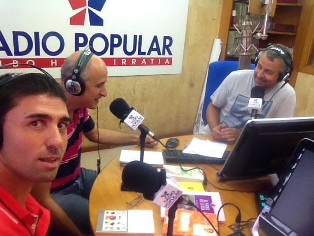 Koldo Alonso de Centro Bienestar con Adolfo de Manantial de la Risa y Juanma de Radio Popular Herri Irratia hablando sobre la Risoterapia en Bilbao